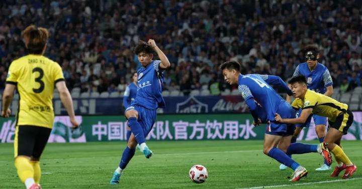 国际比赛日体能课后；上海申花临场应变备战葡超；更衣室稳定；轮换策略成焦点的简单介绍