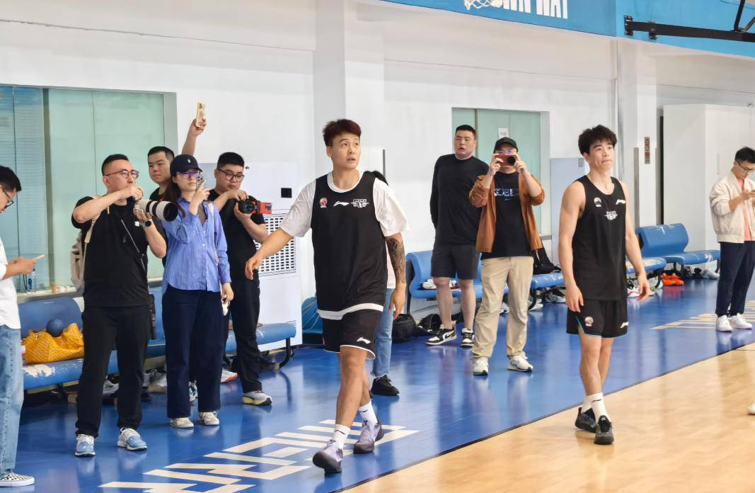 包含北京首钢发布备战花絮，窗口期战术微调，NBA总决赛任务艰巨，心理建设被强调的词条